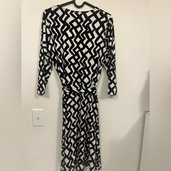 ๐Leota Wrap Dress - Picture 4 of 16